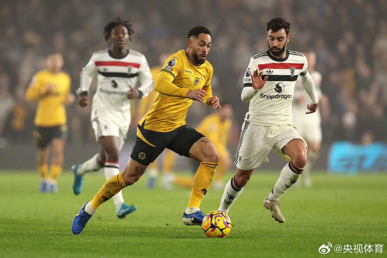 金年会-关于曼联训练开放日；冲刺阶段远射贴柱引欢呼；德国杯在即；更衣室氛围转暖的信息